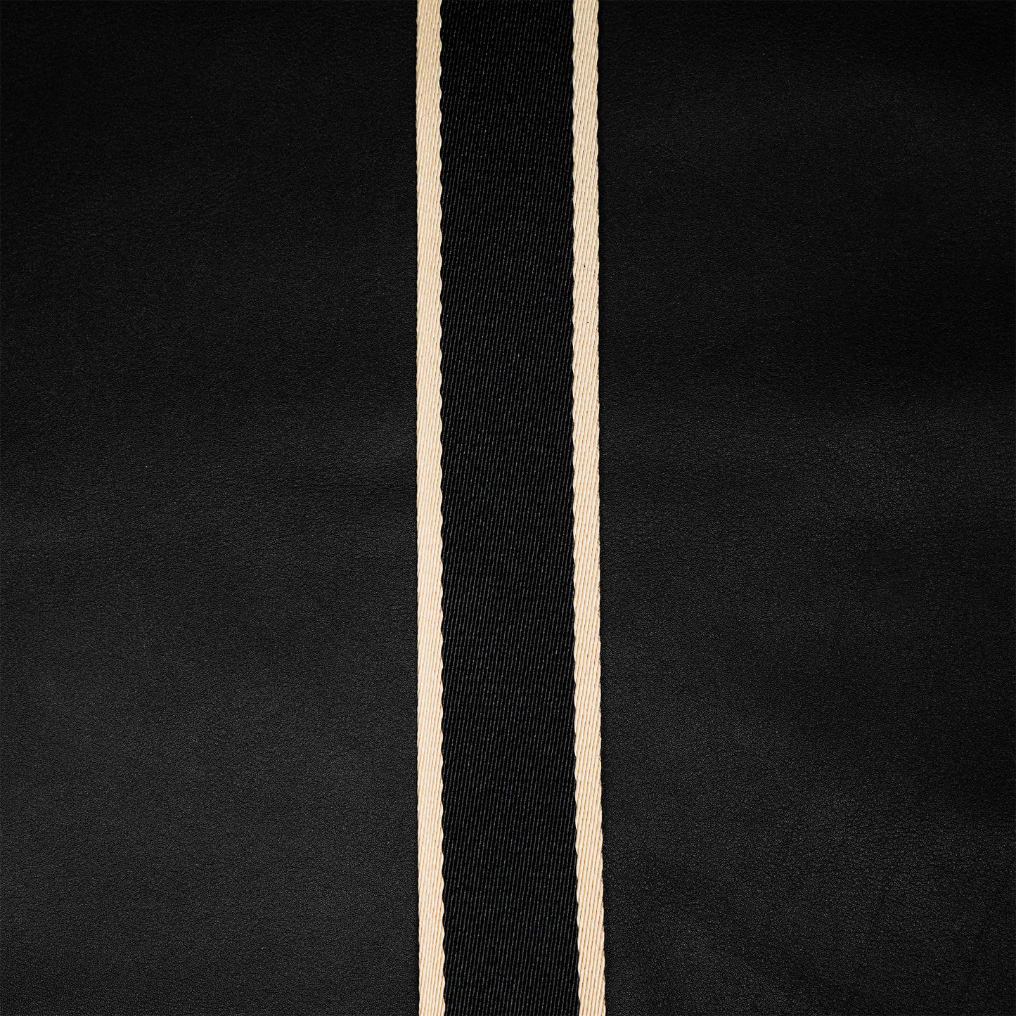 Structured leather tote bag — NUMÉRO 01 L by atelier &LAB, material detail showing black leather and strap