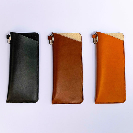 Minimal leather glasses case — ÉTUI LUNETTES by atelier &LAB, black, brown and cognac upcycled full-grain calf leather eyewear cases, front view, Paris design studio.
