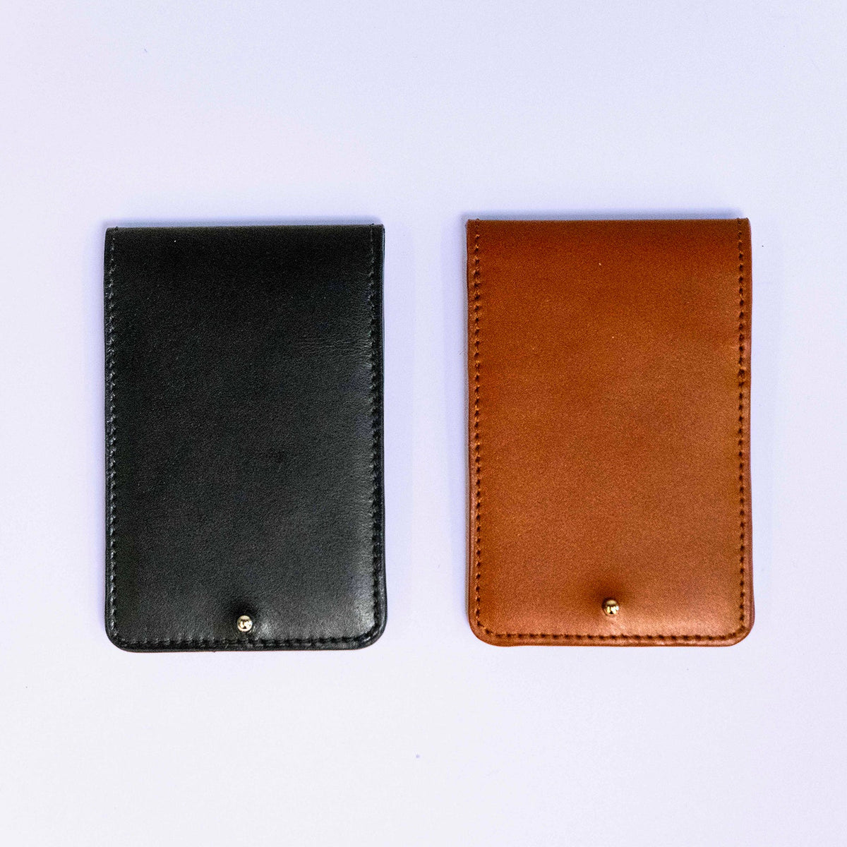 MagSafe compatible leather smartphone card holder — MODULE Pliable by atelier &LAB in black and cognac upcycled full-grain calf leather, Paris design studio.
