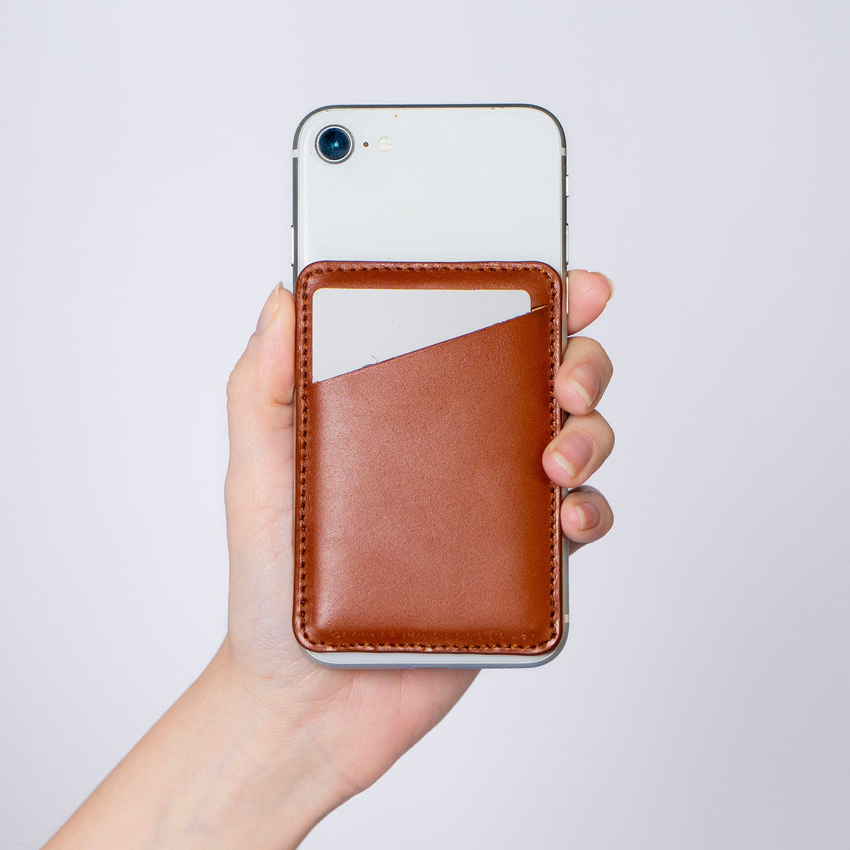 MagSafe compatible leather smartphone card holder — MODULE Simple by atelier &LAB, cognac upcycled full-grain calf leather attached to iPhone, Paris design studio.