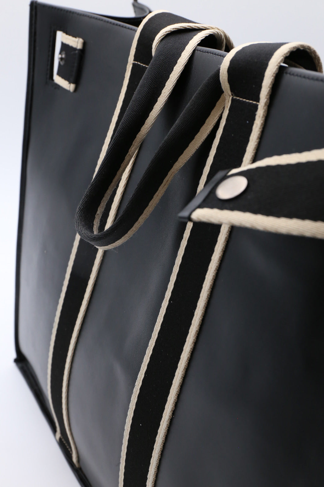Structured leather tote bag — NUMÉRO 00 MAXI by atelier &LAB, detail view showing handle construction and structured leather panels in black upcycled full-grain calf leather.