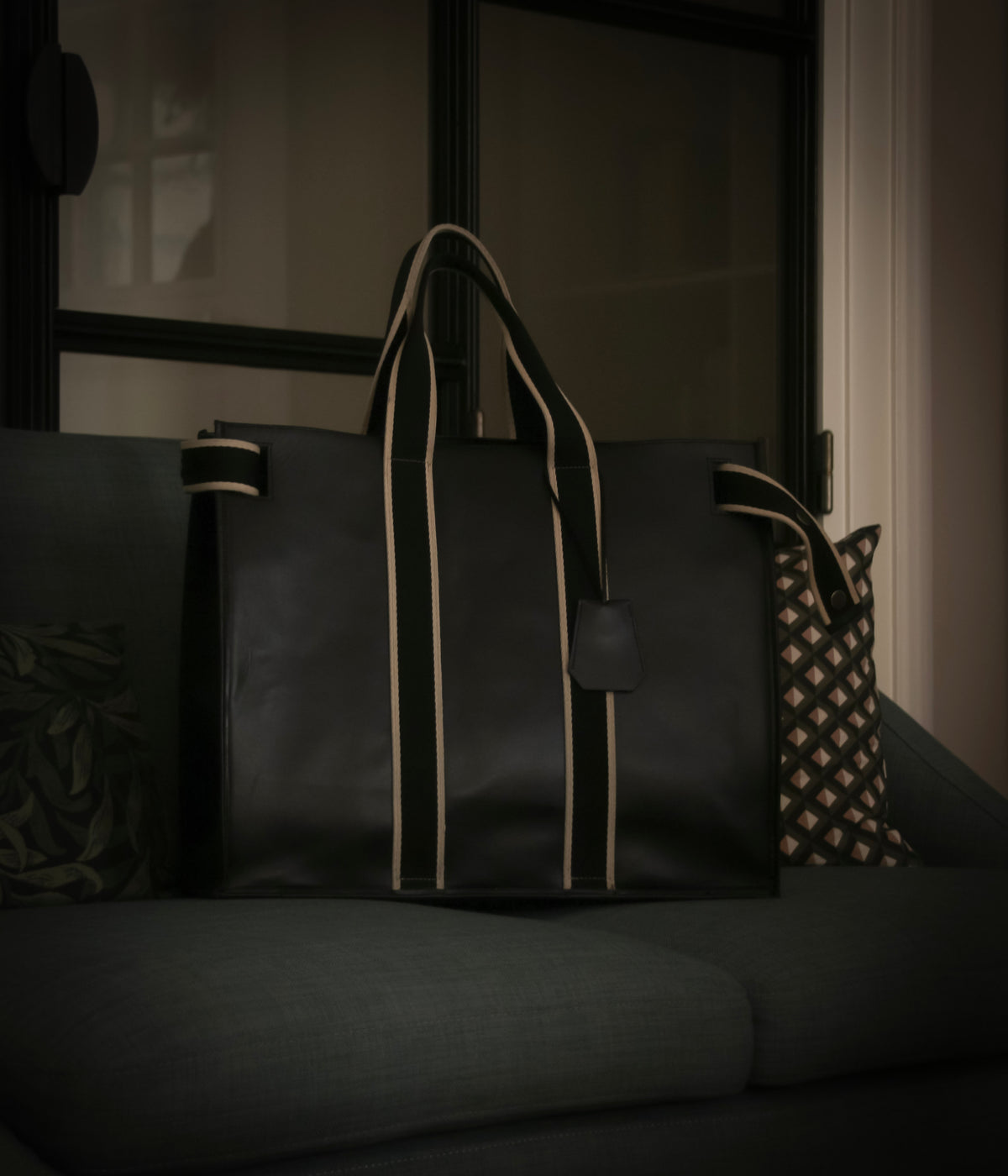 Structured leather tote bag — NUMÉRO 00 MAXI by atelier &LAB, frontal perspective view showing a large, structured silhouette in black upcycled full-grain calf leather designed for daily use and capacity.
