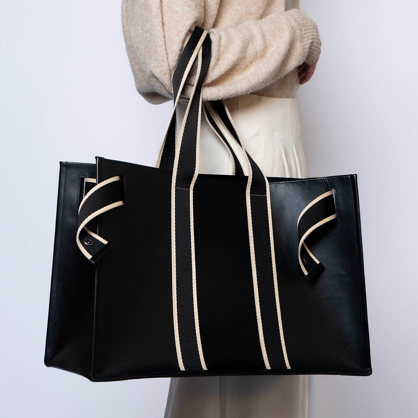 NUMÉRO 01 — Structured leather tote bag, Volume L | atelier &LAB