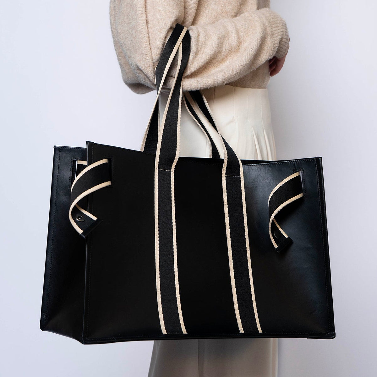 Structured leather tote bag — NUMÉRO 01 L by atelier &LAB, carried on arm rear view showing large structured volume