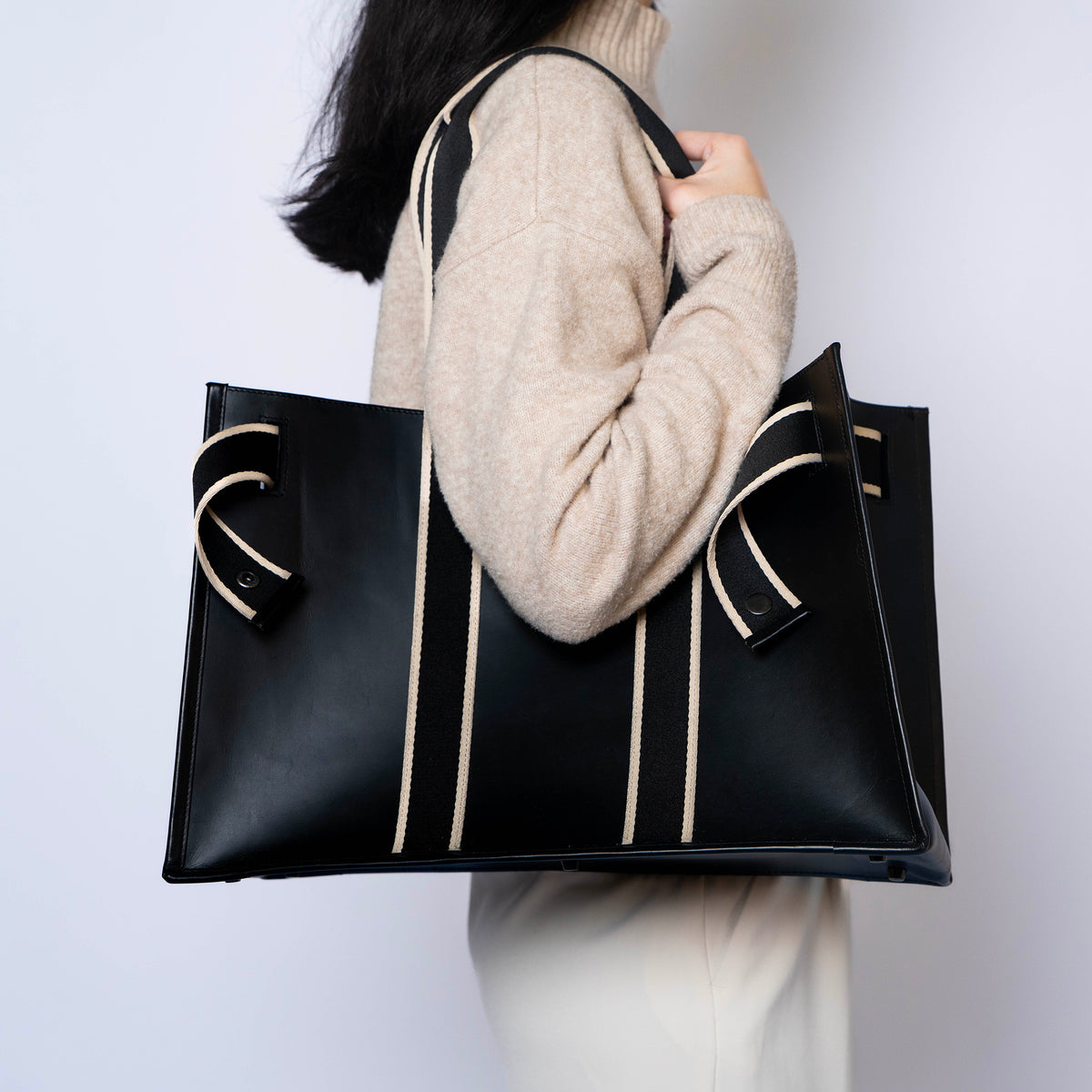 Structured leather tote bag — NUMÉRO 01 L by atelier &LAB, carried on shoulder rear view showing large structured volume