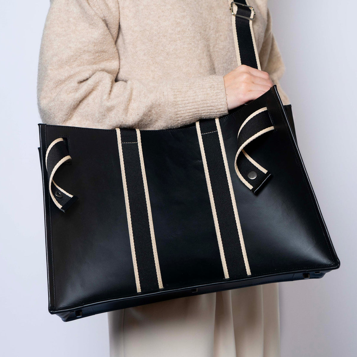 Structured leather tote bag — NUMÉRO 01 L by atelier &LAB, carried on shoulder rear view showing large structured volume