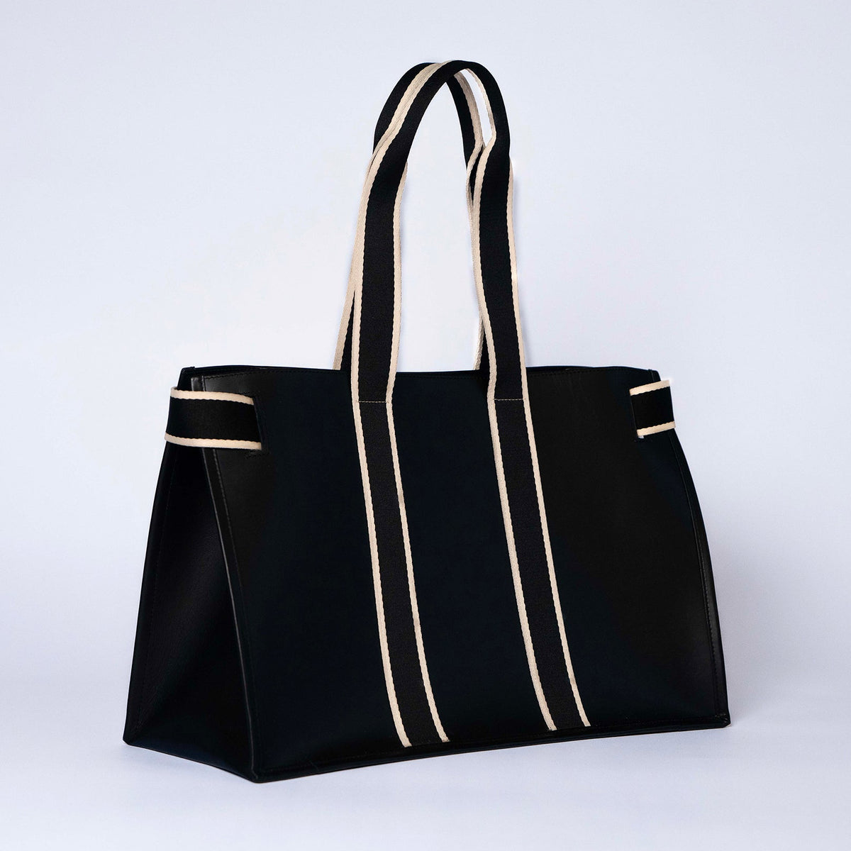 Structured leather tote bag — NUMÉRO 01 L by atelier &LAB, rear three-quarter view showing structured volume