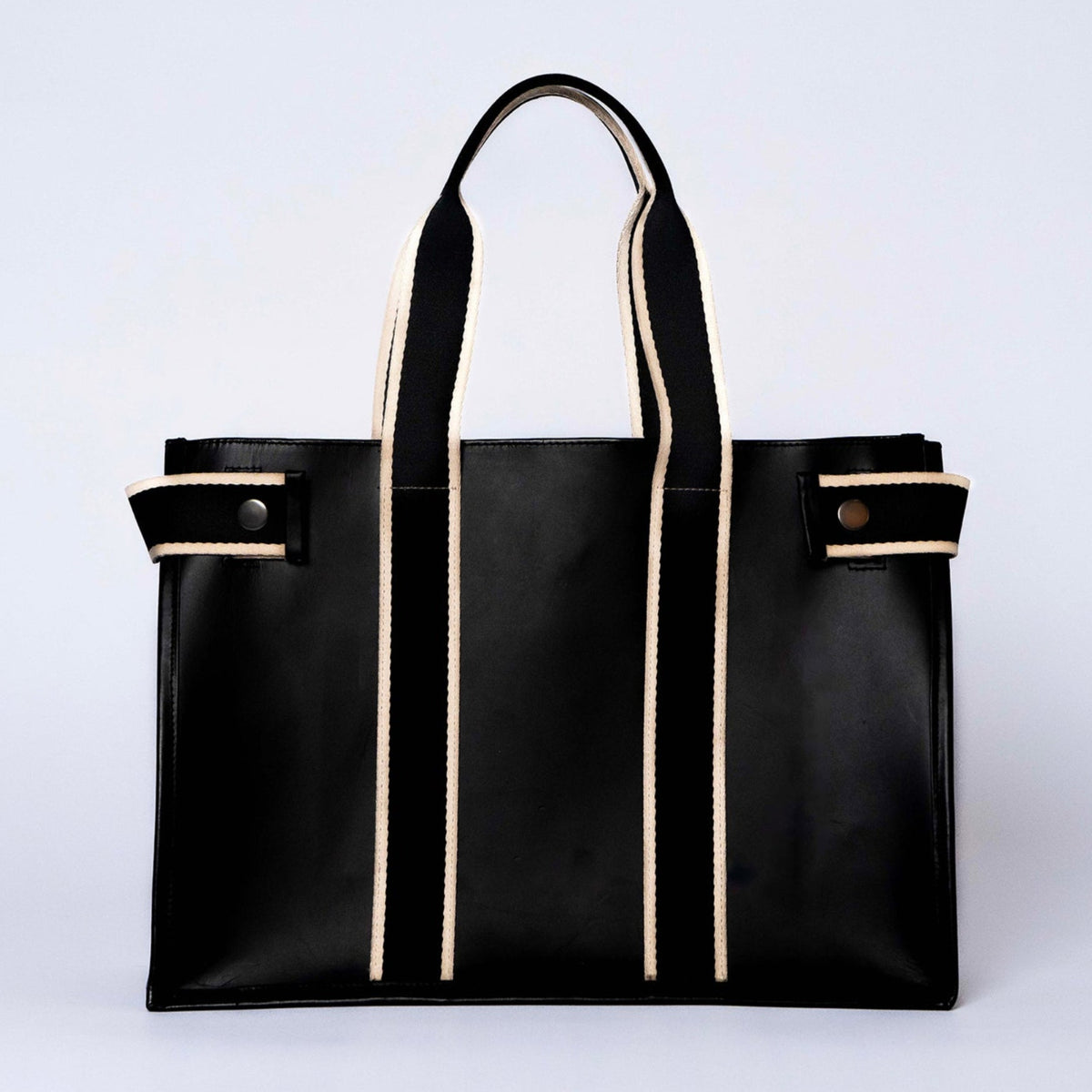 Structured leather tote bag — NUMÉRO 01 by atelier &LAB, frontal view highlighting a minimalist, sculptural silhouette in premium upcycled full-grain calf leather, Paris design studio.