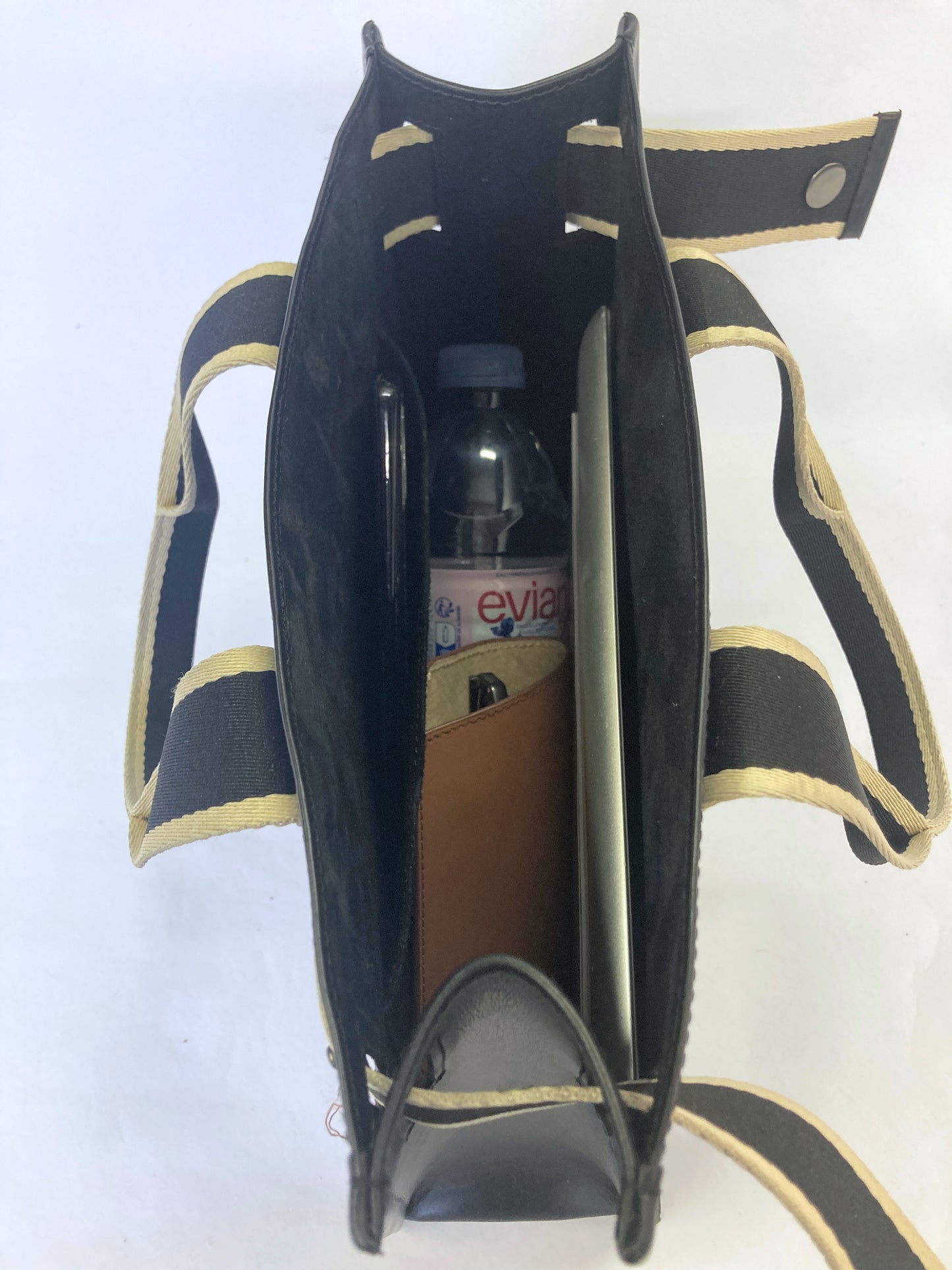 Structured leather tote bag — NUMÉRO 01 S prototype by atelier &LAB, interior view showing structured compartments with smartphone, wallet and 500ml bottle