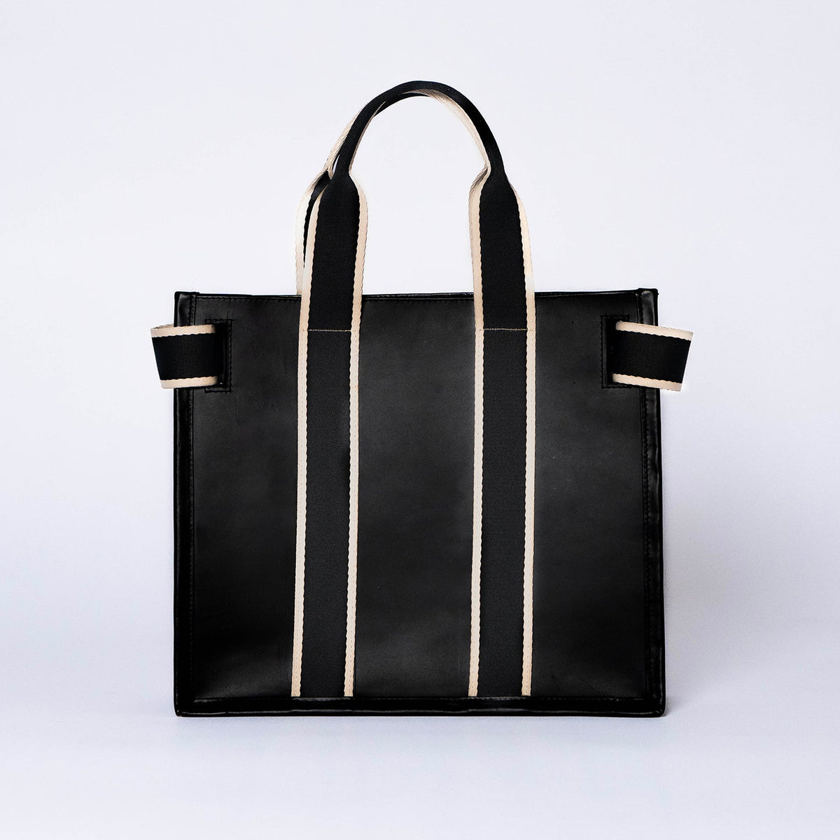 Structured leather tote bag — NUMÉRO 01 S by atelier &LAB, rear view showing compact structured shape in black calf leather