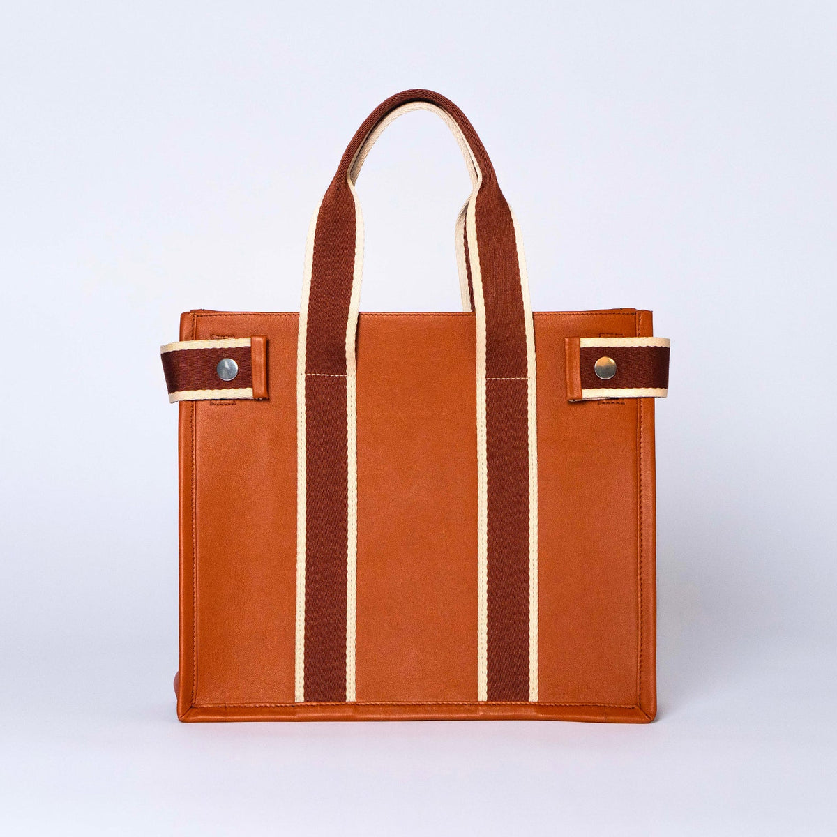 Structured leather tote bag — NUMÉRO 01 S by atelier &LAB, frontal view showing compact structured shape in cognac calf leather.