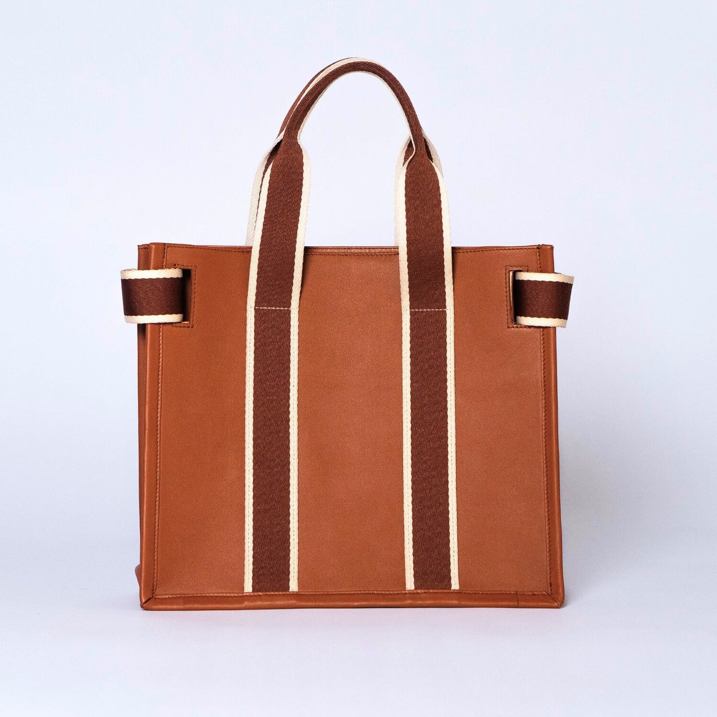 Structured leather tote bag — NUMÉRO 01 S by atelier &LAB, rear view showing compact structured shape in cognac calf leather