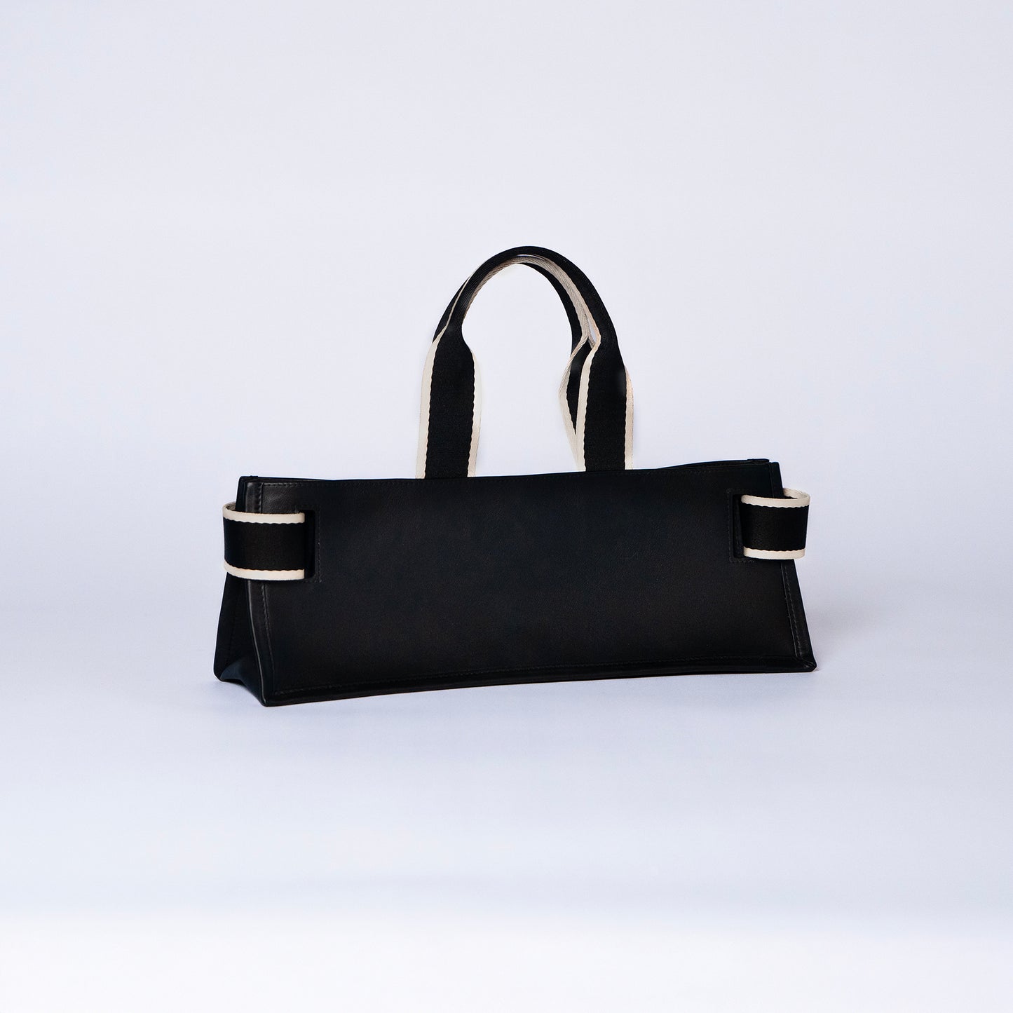 NUMÉRO 02 by atelier &LAB — Large flat tote bag in black. Structured horizontal silhouette, rear three-quarter view. Premium upcycled full-grain calf leather, brutalist aesthetic, Parisian life style
