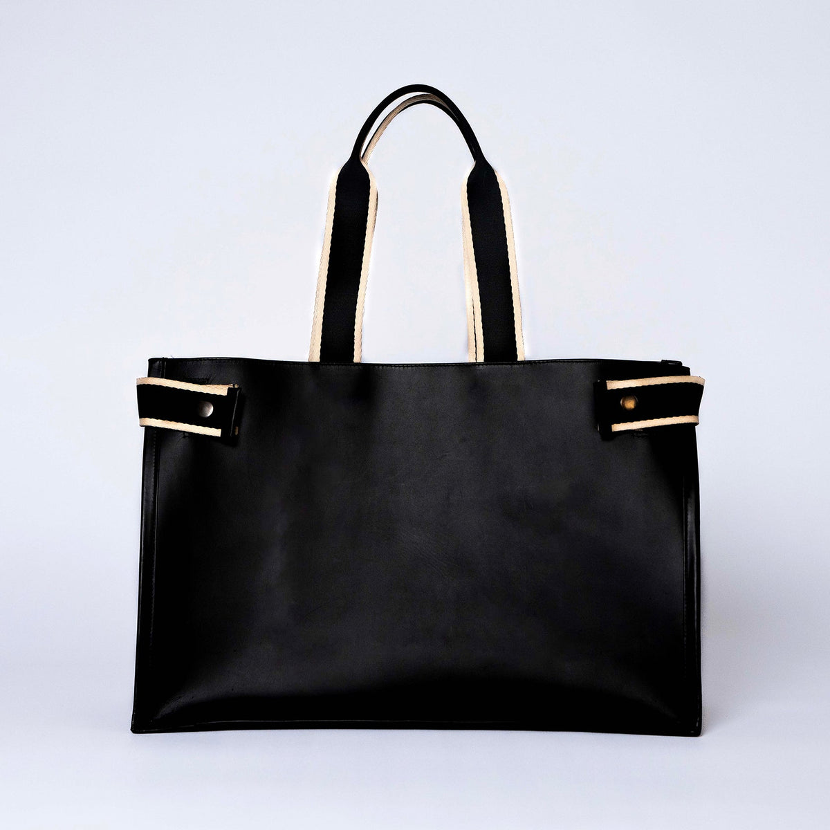 Minimal structured leather tote bag — NUMÉRO 02 by atelier &LAB, black upcycled full-grain calf leather, frontal view showing a clean, structured silhouette.