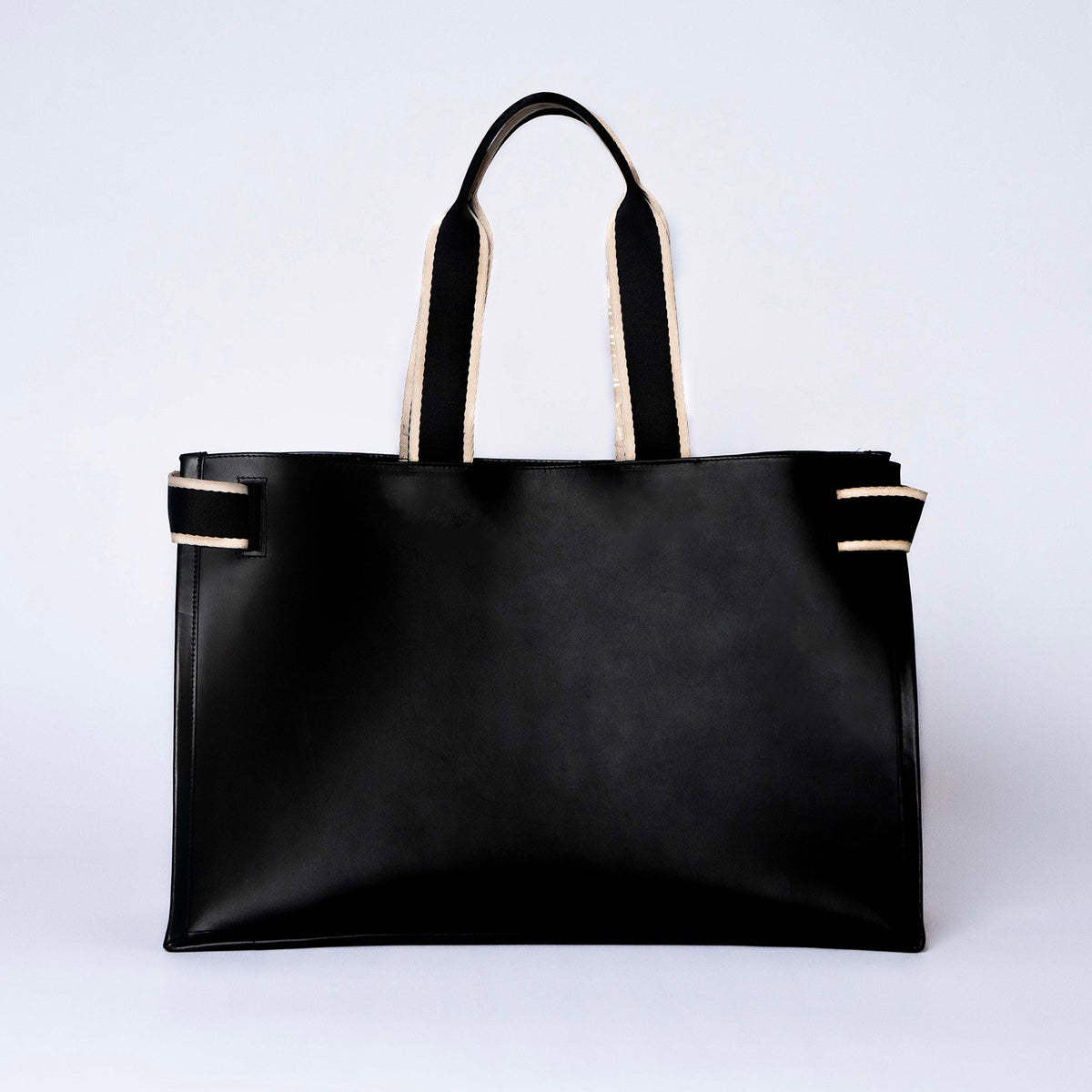 Minimal structured leather tote bag — NUMÉRO 02 by atelier &LAB, black upcycled full-grain calf leather, rear view showing a clean, structured silhouette.
