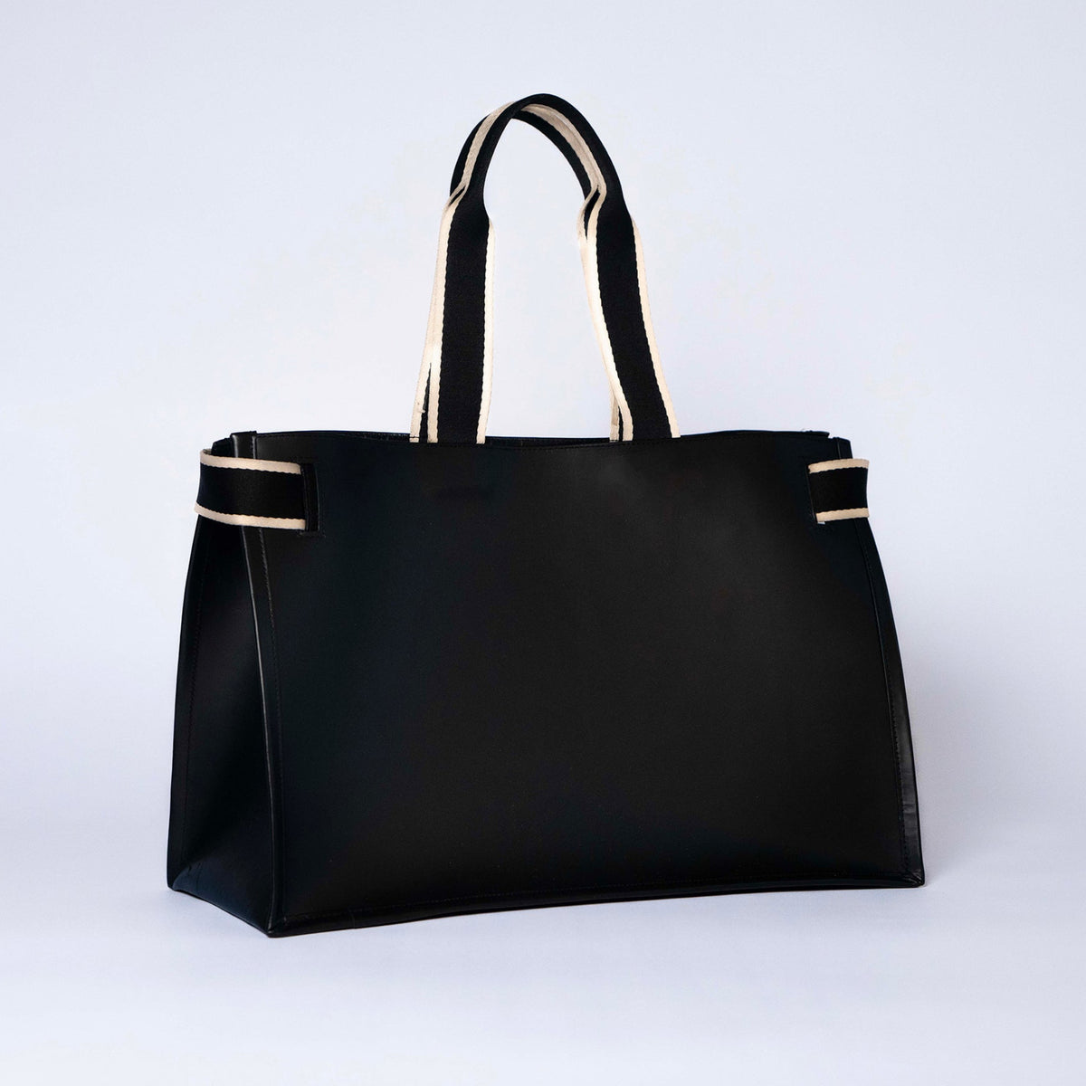 Minimal structured leather tote bag — NUMÉRO 02 by atelier &LAB, black upcycled full-grain calf leather, rear three-quarter view showing a clean, structured silhouette.