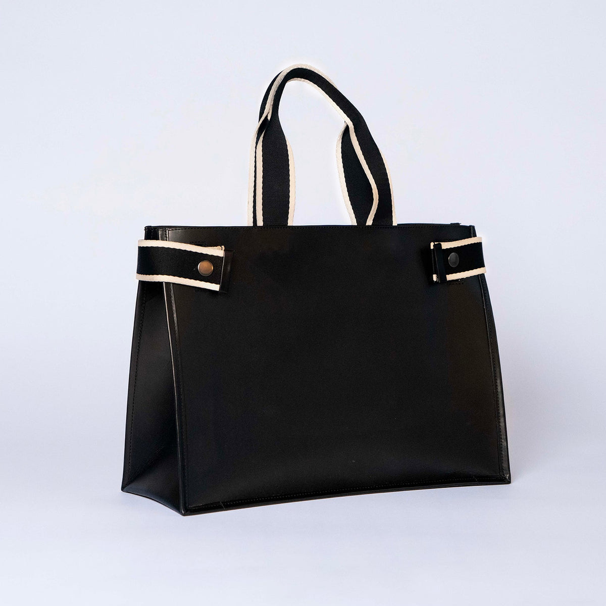 Minimal structured leather tote bag — NUMÉRO 02 by atelier &LAB, black upcycled full-grain calf leather, front three-quarter view showing a clean structured silhouette.