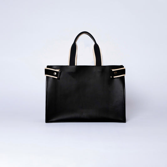 Minimal structured leather tote bag — NUMÉRO 02 by atelier &LAB, black upcycled full-grain calf leather, front view showing a clean structured silhouette.