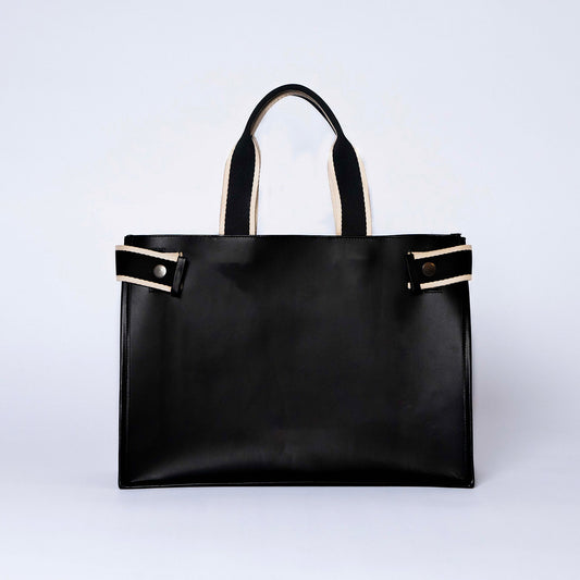 Minimal structured leather tote bag — NUMÉRO 02 by atelier &LAB, black upcycled full-grain calf leather, front view showing a clean structured silhouette.