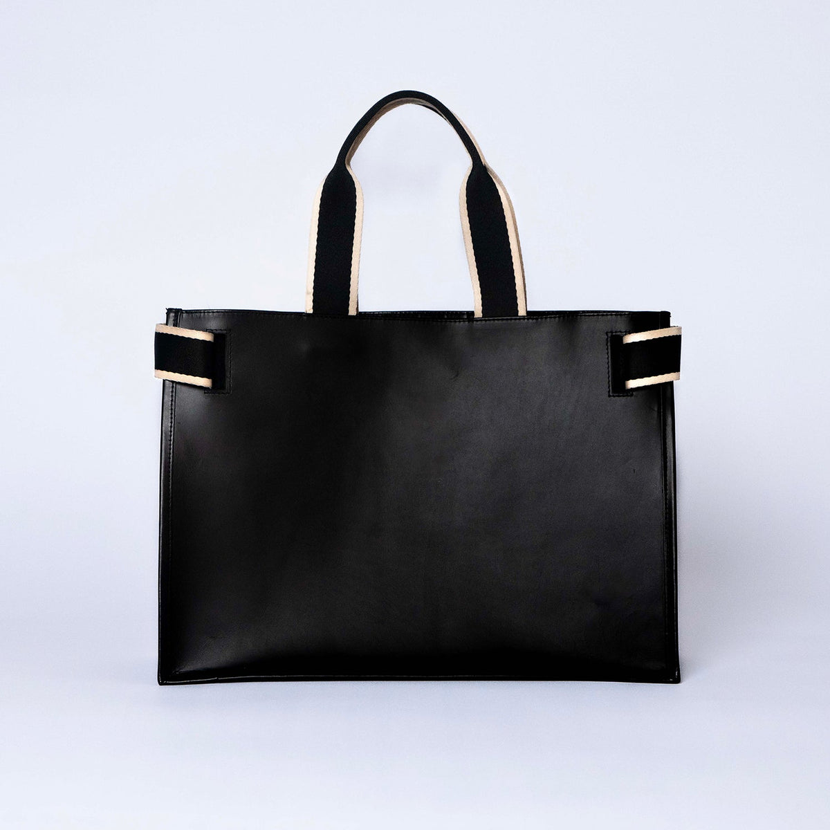 Minimal structured leather tote bag — NUMÉRO 02 by atelier &LAB, black upcycled full-grain calf leather, rear view showing a clean structured silhouette.