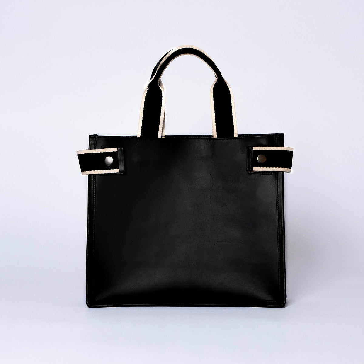 Minimal structured leather tote bag — NUMÉRO 02 by atelier &LAB, black upcycled full-grain calf leather, front view showing a clean structured silhouette.