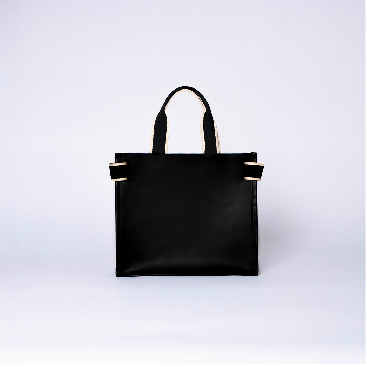 Minimal structured leather tote bag — NUMÉRO 02 by atelier &LAB, black upcycled full-grain calf leather, rear view showing a clean structured silhouette.