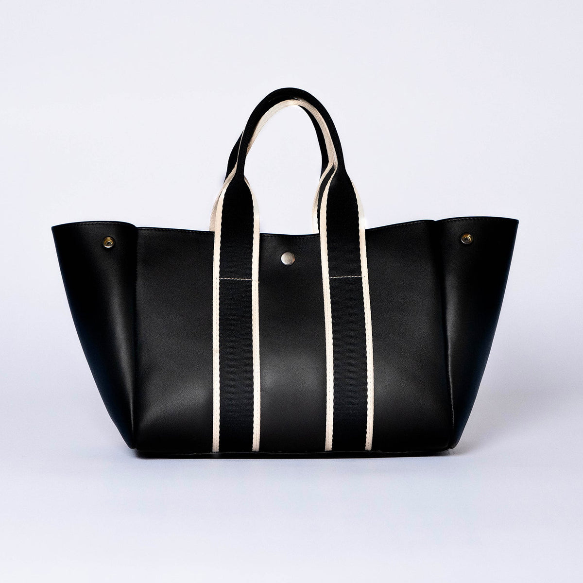 Everyday leather tote bag — NUMÉRO 03 by atelier &LAB, black upcycled full-grain calf leather, front view showing an open, easy-access design for daily use.