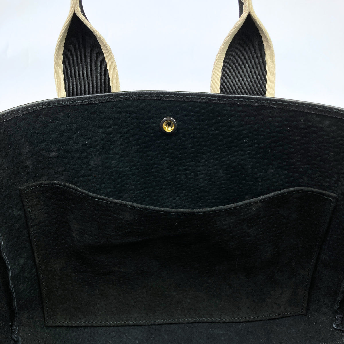 Everyday leather tote bag — NUMÉRO 03 by atelier &LAB, black upcycled full-grain calf leather, interior front view showing a central pocket and easy access for daily essentials.