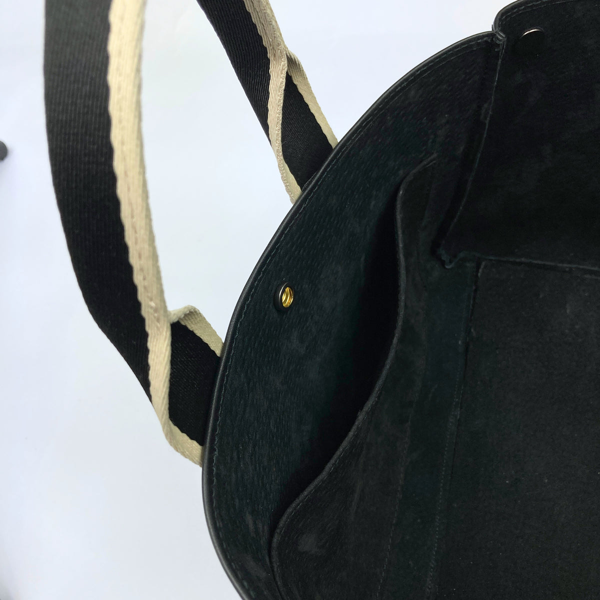 Everyday leather tote bag — NUMÉRO 03 by atelier &LAB, black upcycled full-grain calf leather, interior pocket detail showing easy access storage for daily essentials.