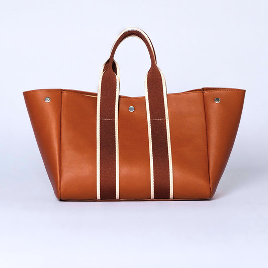 Everyday leather tote bag — NUMÉRO 03 by atelier &LAB, cognac upcycled full-grain calf leather, front view showing an open, easy-access design for daily use.