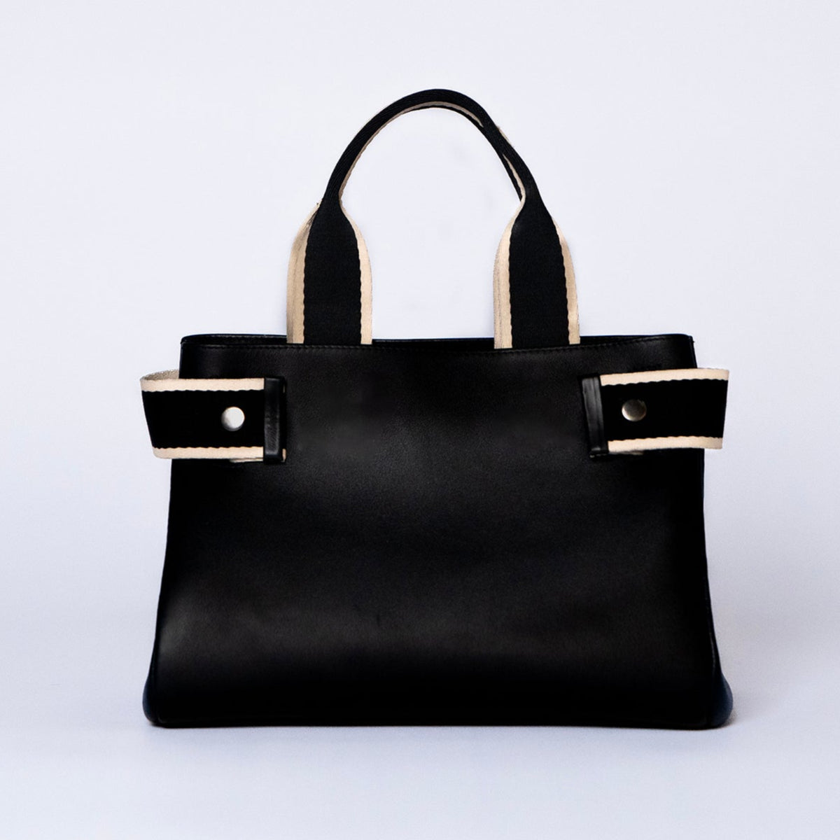 Structured leather handbag — NUMÉRO 04 by atelier &LAB, black upcycled full-grain calf leather, front view showing a clean functional silhouette designed for everyday use.