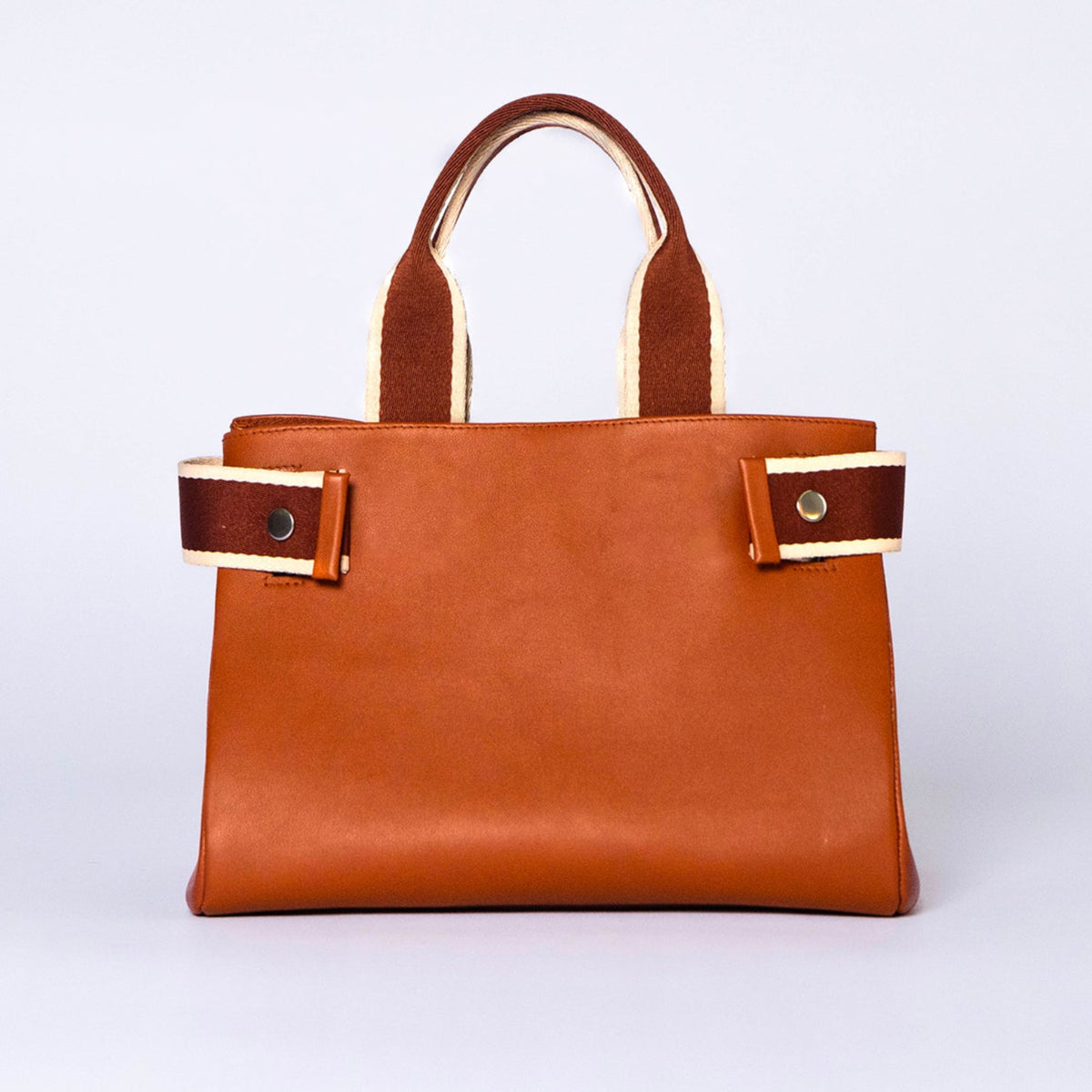 Structured leather handbag — NUMÉRO 04 by atelier &LAB, cognac upcycled full-grain calf leather, front view showing a clean functional silhouette designed for everyday use.