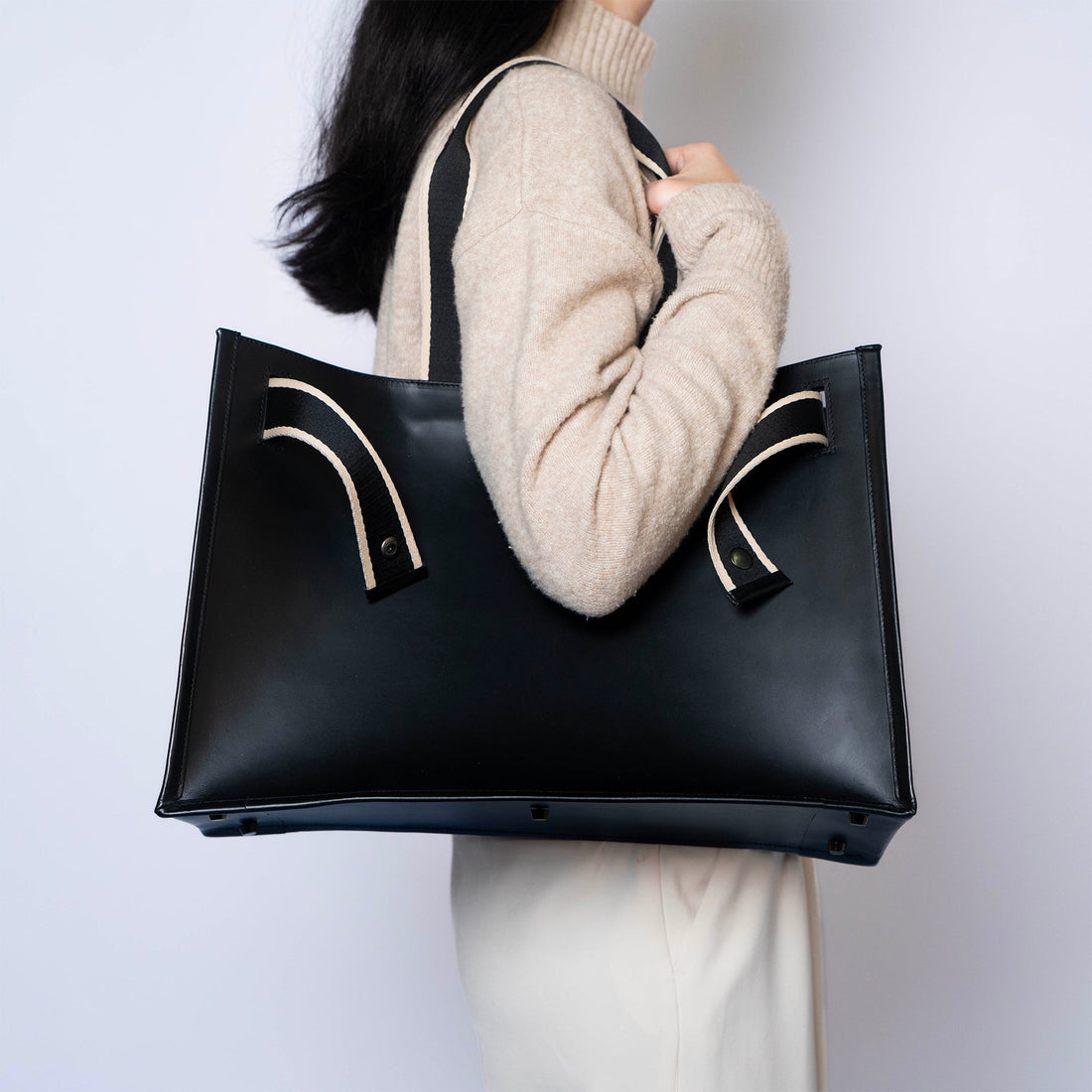 Structured leather tote bag for work — NUMÉRO 01 by atelier &LAB, black full-grain leather, carried on sholder, maintains shape under daily use