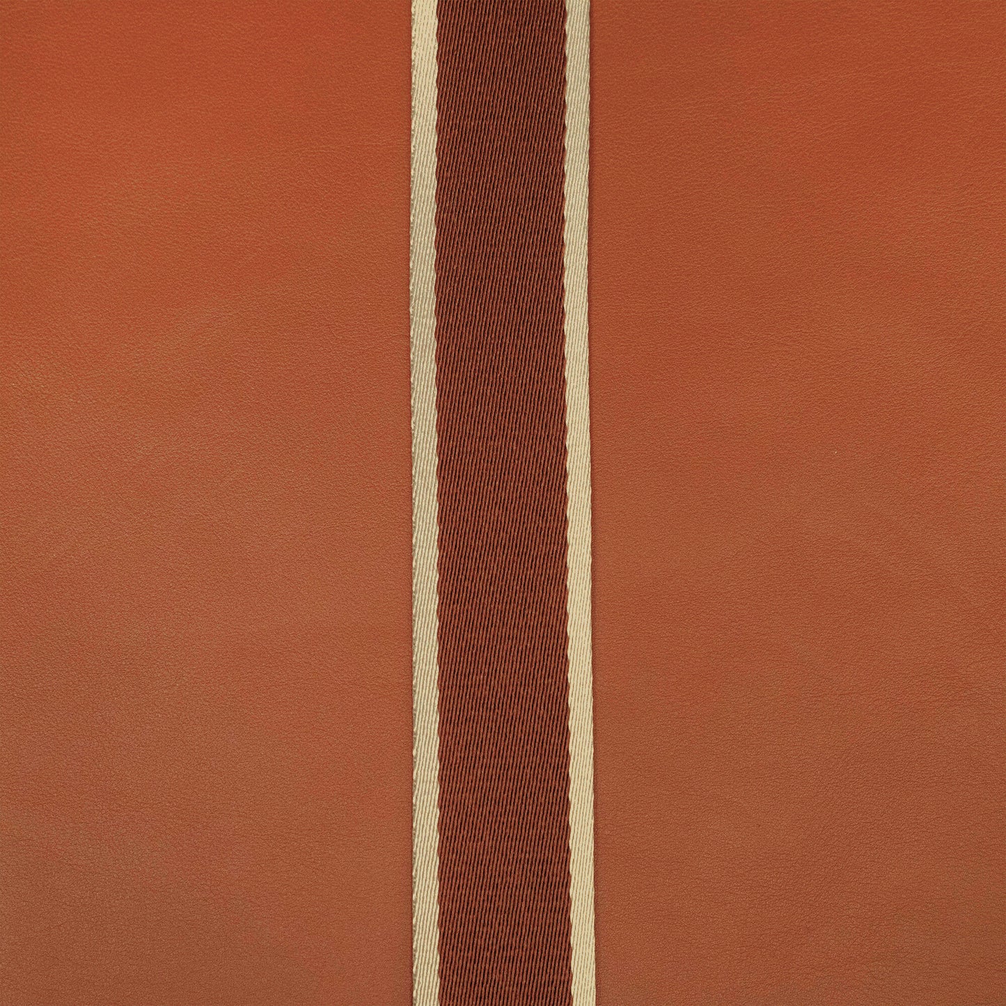 Structured leather tote bag — NUMÉRO 01 L by atelier &LAB, material detail showing cognac leather and strap