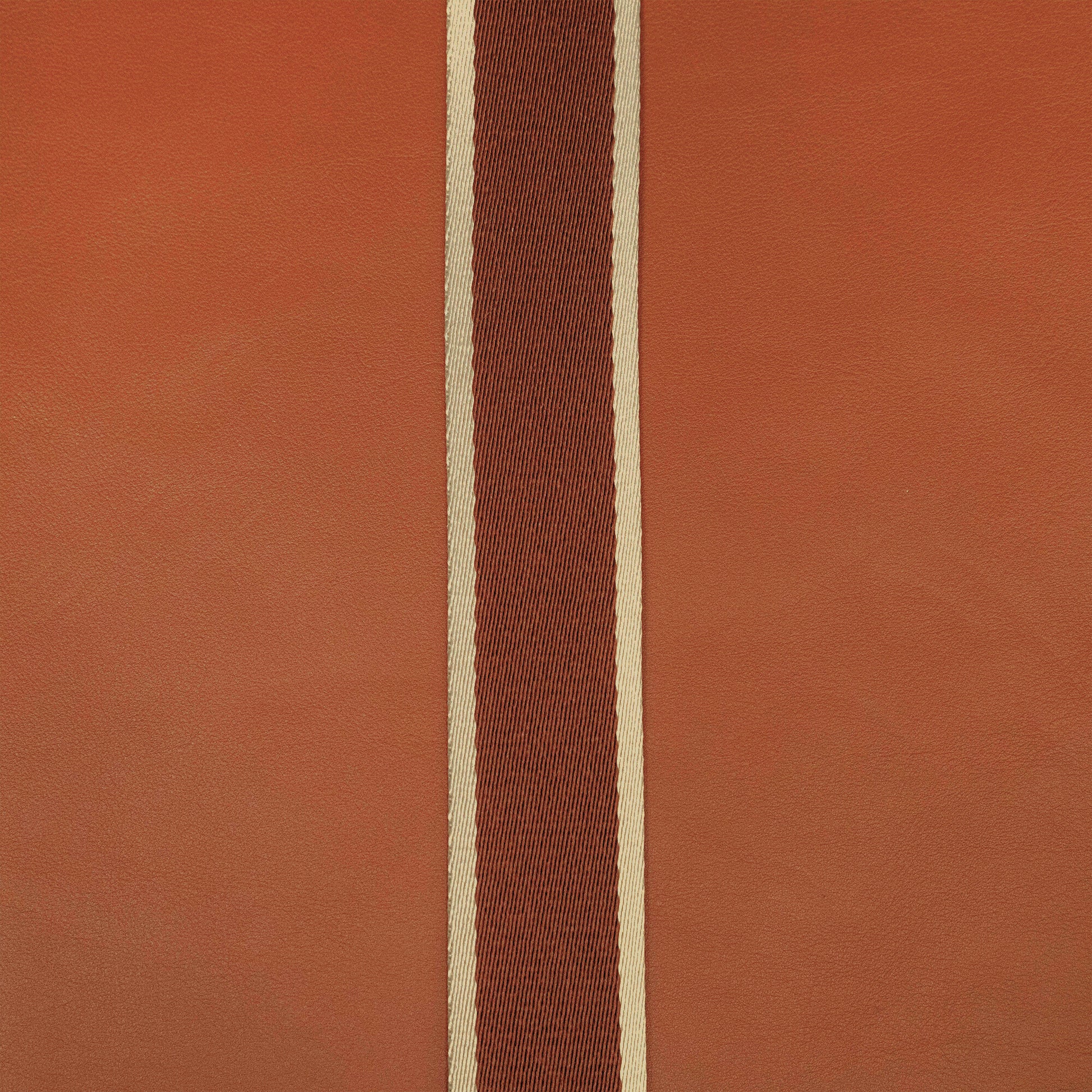 Structured leather tote bag — NUMÉRO 01 L by atelier &LAB, material detail showing cognac leather and strap