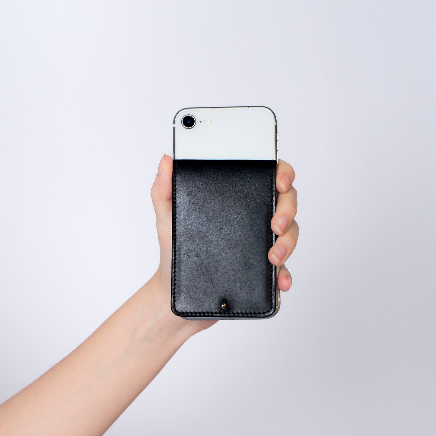 MODULE card holder double by atelier &LAB — front view attached to iPhone, expressing a clean, architectural silhouette in black, premium upcycled full-grain calf leather, Paris.