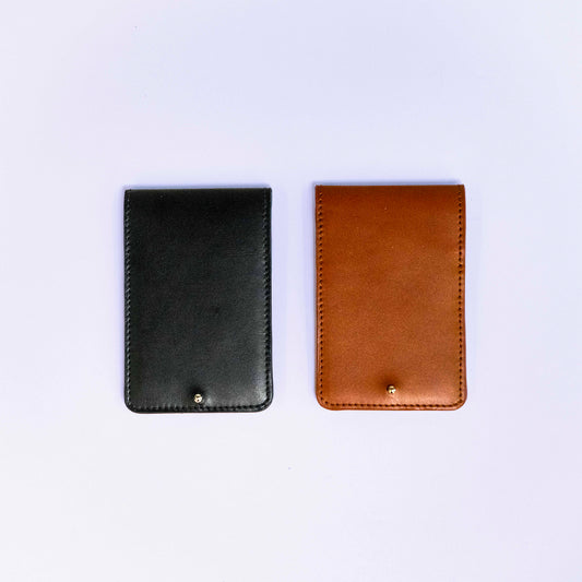 MODULE card holder double by atelier &LAB — clean frontal composition in black and cognac, presenting an architectural, structured card holder in premium upcycled full-grain calf leather, Paris.
