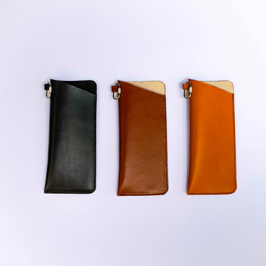 MODULE eyewear case by atelier &LAB — frontal view of three cases in black, brown and cognac revealing a refined, architectural leather form in premium upcycled full-grain calf leather, Paris.