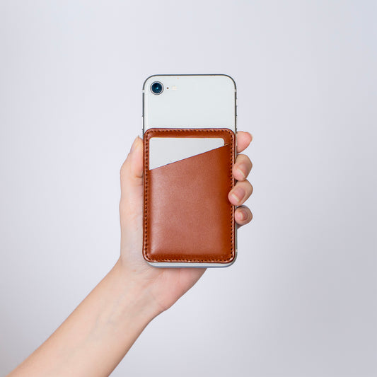 MagSafe compatible leather smartphone card holder — MODULE Simple by atelier &LAB, cognac upcycled full-grain calf leather attached to iPhone, Paris design studio.