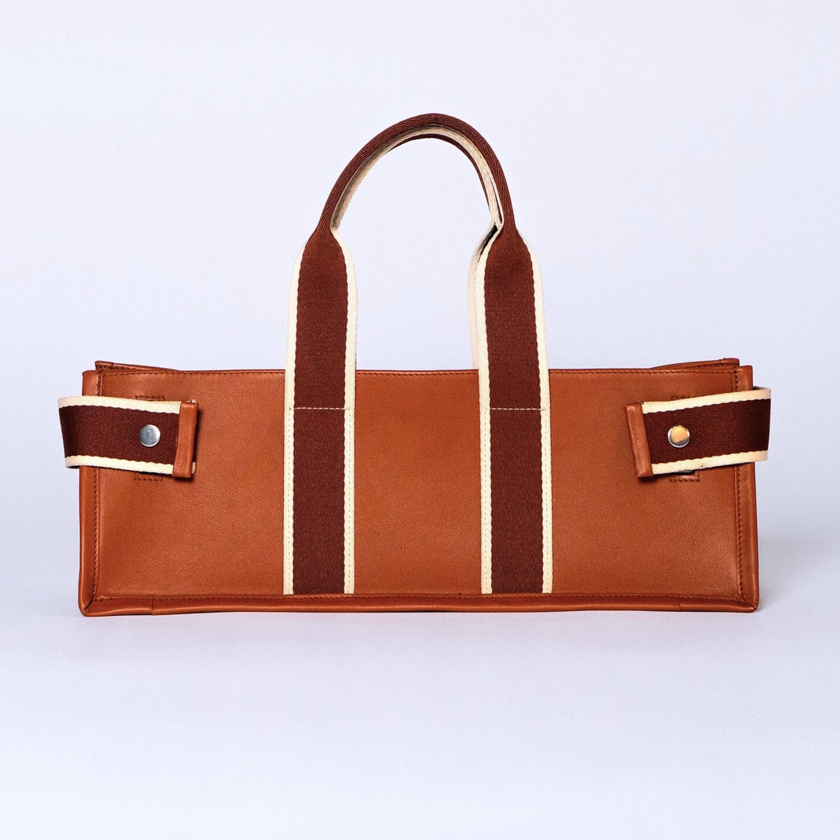 Structured leather tote bag — NUMÉRO 01 FLAT by atelier &LAB, front view showing flat structured silhouette in cognac upcycled full-grain calf leather