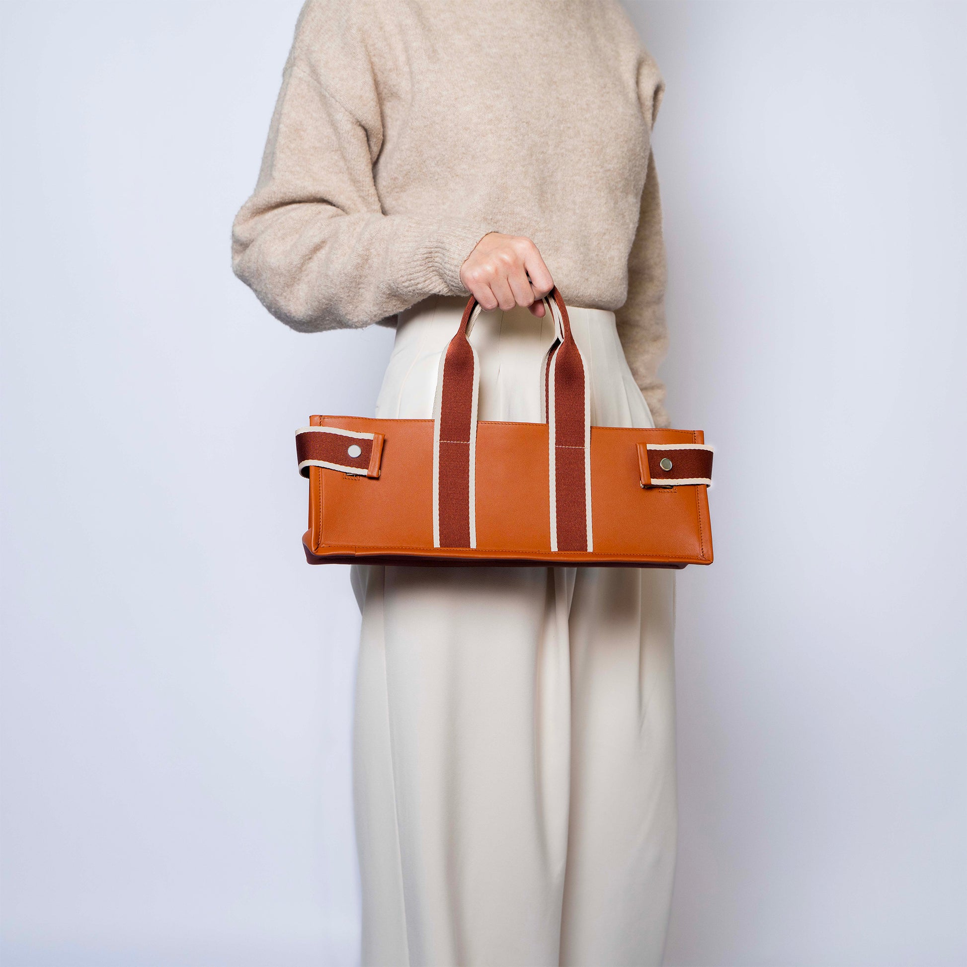 NUMÉRO 01 by atelier &LAB — front view highlighting a flat, architectural silhouette with effortless hand-held proportions in premium upcycled full-grain calf leather, Paris.