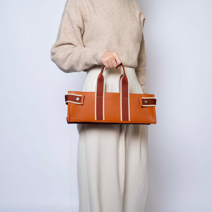 NUMÉRO 01 by atelier &LAB — front view highlighting a flat, architectural silhouette with effortless hand-held proportions in premium upcycled full-grain calf leather, Paris.