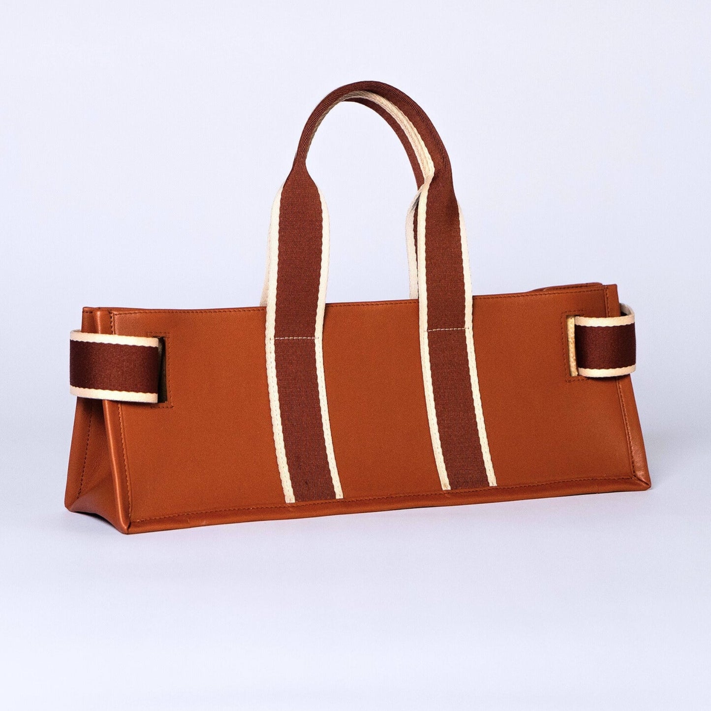 Structured leather tote bag — NUMÉRO 01 FLAT by atelier &LAB, rear three-quarter view showing flat structured silhouette in cognac upcycled full-grain calf leather