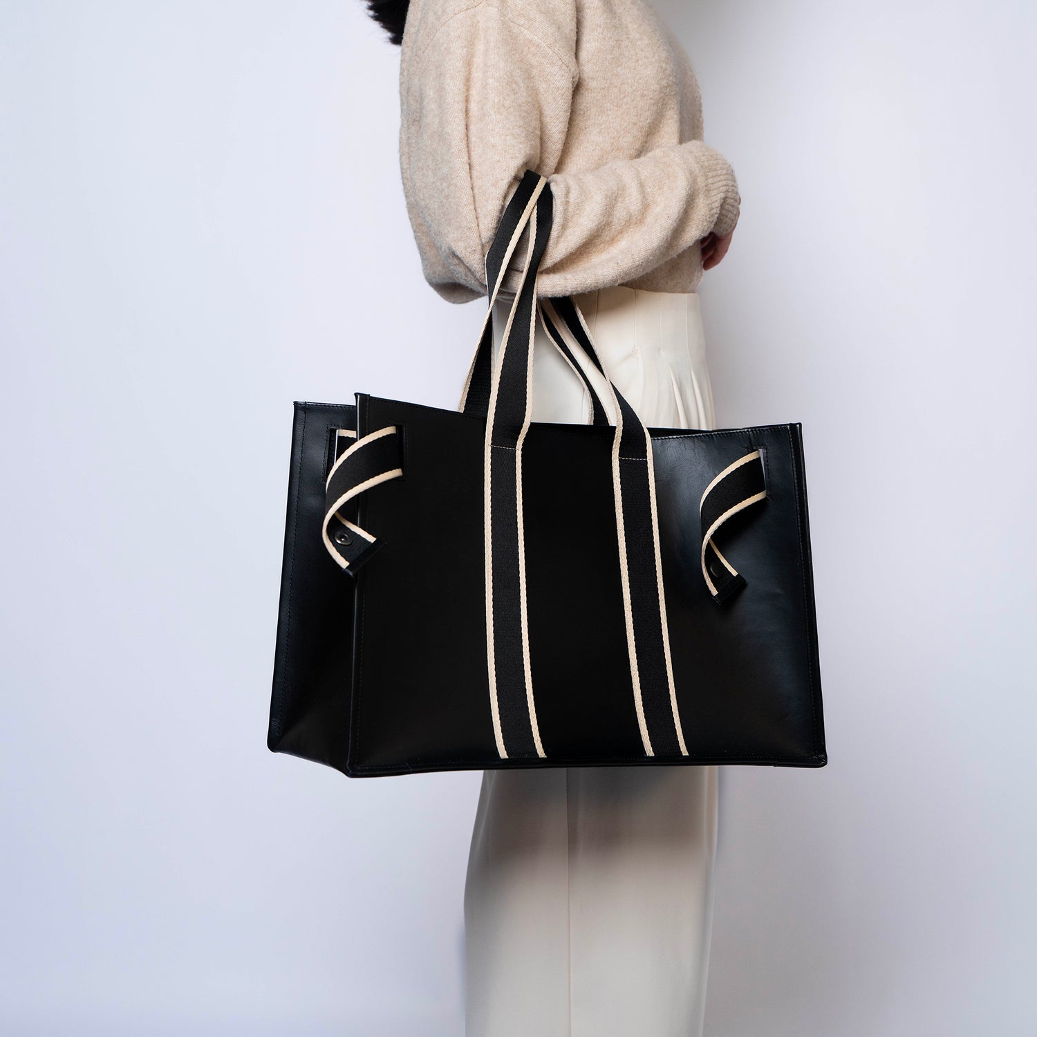 Structured leather tote bag — NUMÉRO 01 L by atelier &LAB, carried on arm rear view showing large structured volume