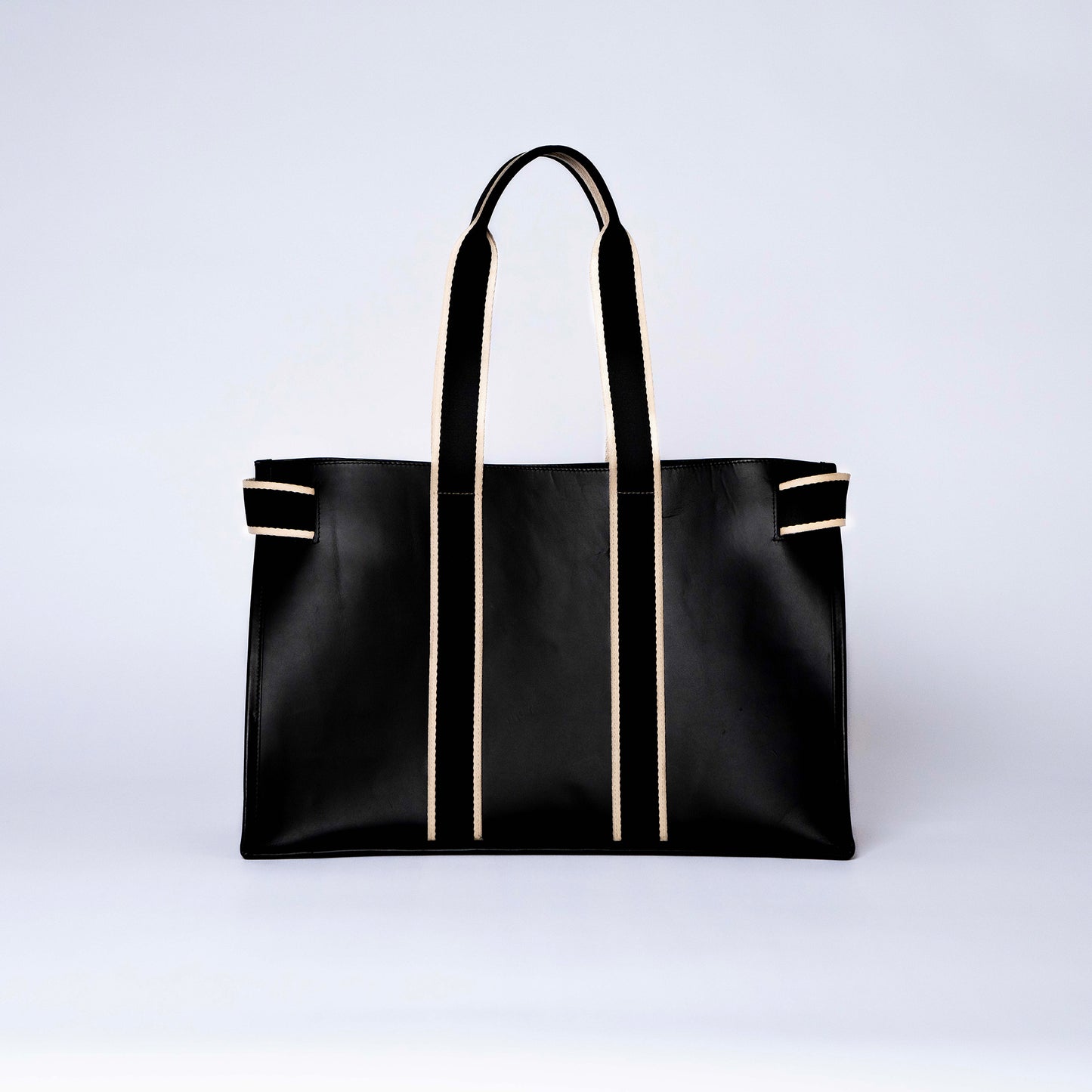 Structured leather tote bag — NUMÉRO 01 L by atelier &LAB, rear view showing clean structured silhouette