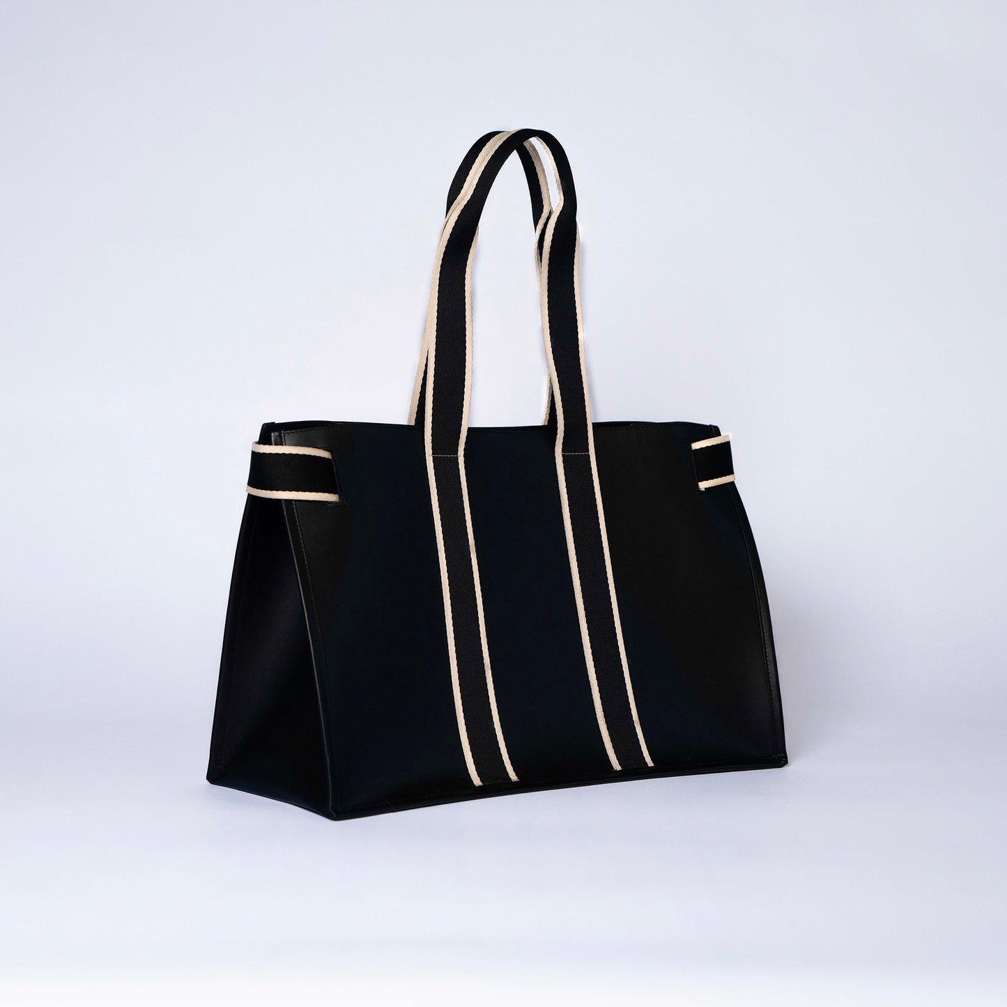 Structured leather tote bag — NUMÉRO 01 L by atelier &LAB, rear three-quarter view showing structured volume