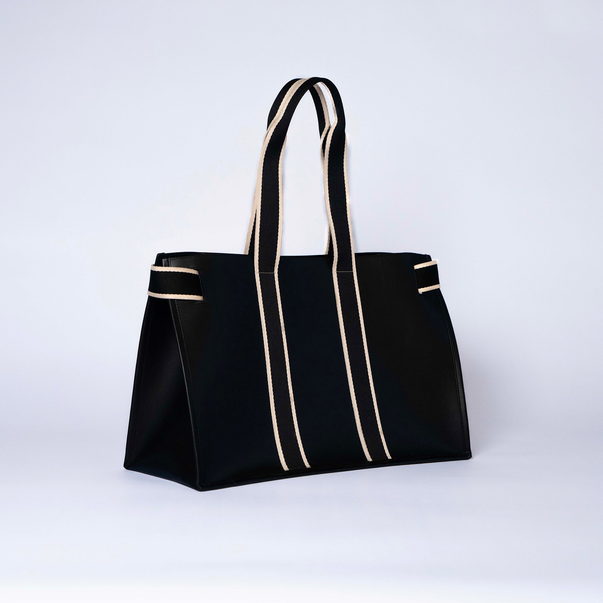 Structured leather tote bag — NUMÉRO 01 L by atelier &LAB, rear three-quarter view showing structured volume