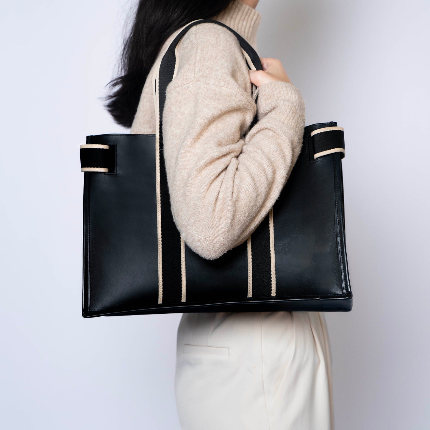 NUMÉRO 01 by atelier &LAB — worn on shoulder, rear view conveying an effortless quiet luxury attitude in premium upcycled full-grain calf leather, Paris.