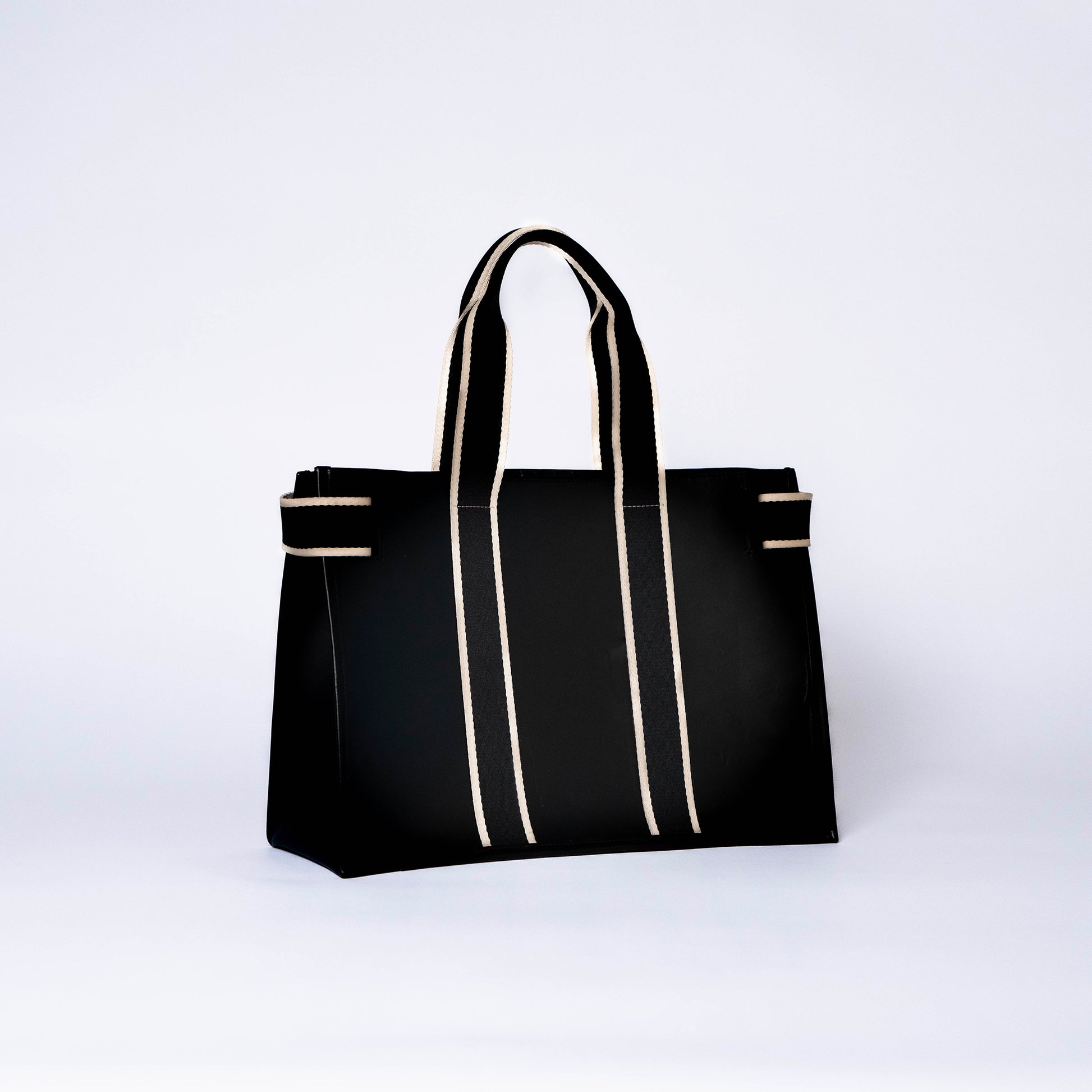 NUMÉRO 01 by atelier &LAB — rear three-quarter view revealing a calm, architectural leather volume in premium upcycled full-grain calf leather, Paris.