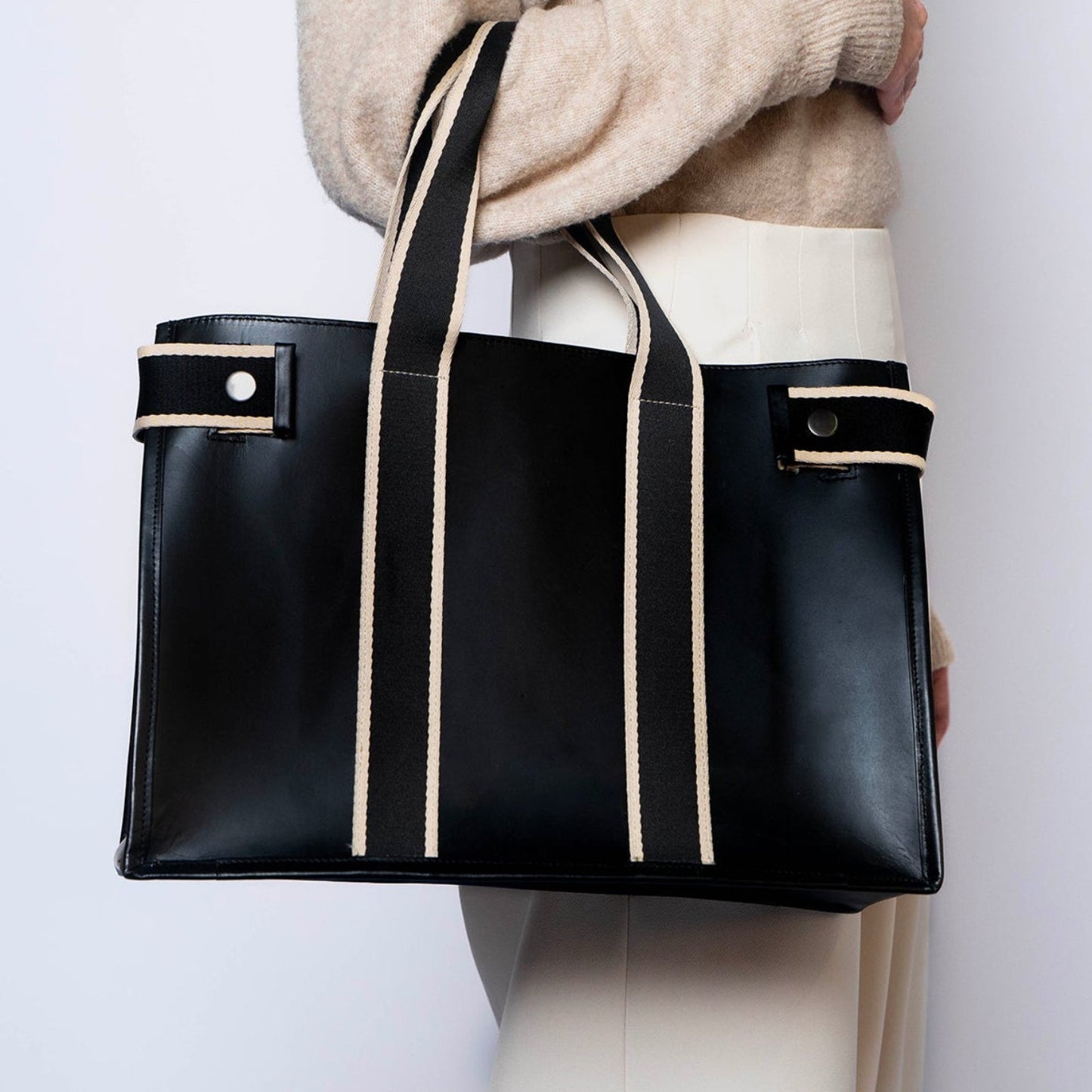 Structured leather tote bag — NUMÉRO 01 by atelier &LAB, worn on arm in front view highlighting the clean structured silhouette and architectural lines in premium upcycled full-grain calf leather, Paris design studio.